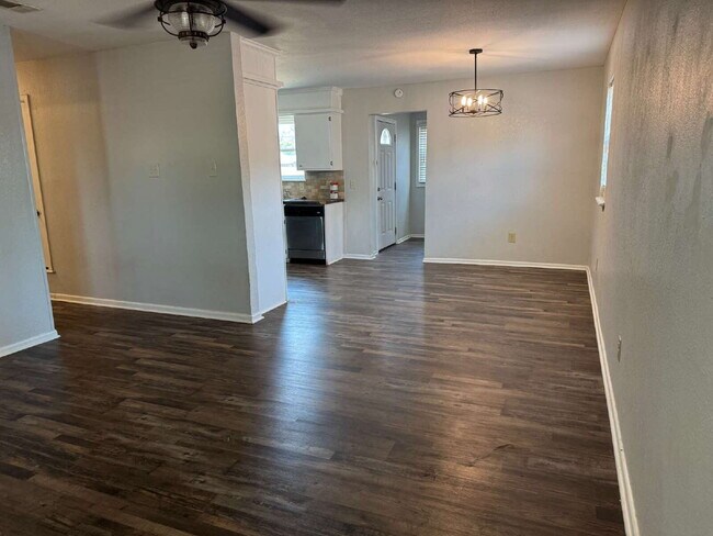 Foto del edificio - Updated 3 bedroom one bath home with a shade tree and large yard.