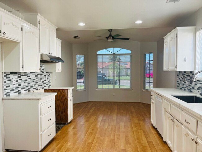 Foto del edificio - 2443 Fountain Plaza Dr