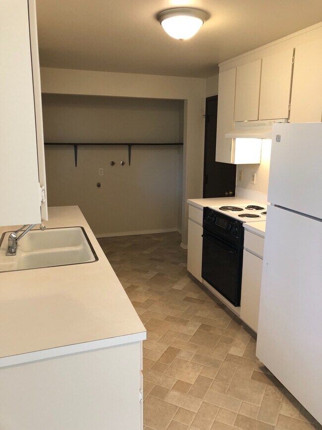 Foto del edificio - Clean & Move-In Ready 2-Bedroom Home with Garage and Large Fenced Yard