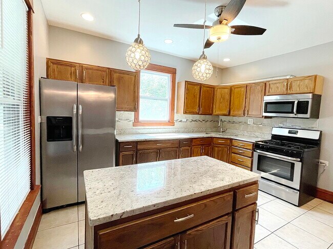 Building Photo - 2439 N Avers Ave