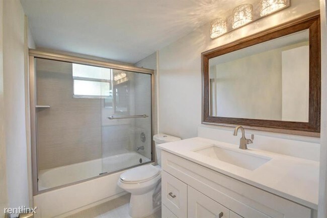 Foto del edificio - 703 Gardens Dr