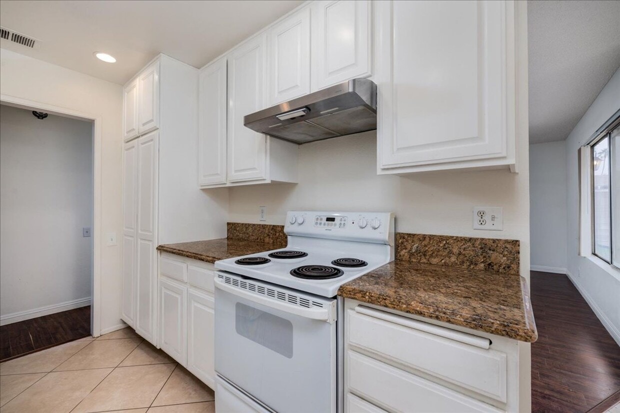 Foto principal - 3 Bed / 2 Bath Home with Two Car Garage!