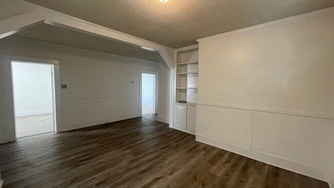 Building Photo - Situated between 3 parks and walking dista...