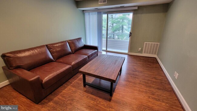 Foto del edificio - 20330 Beaconfield Terrace