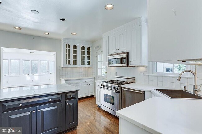 Building Photo - 5202 Edgemoor Ln