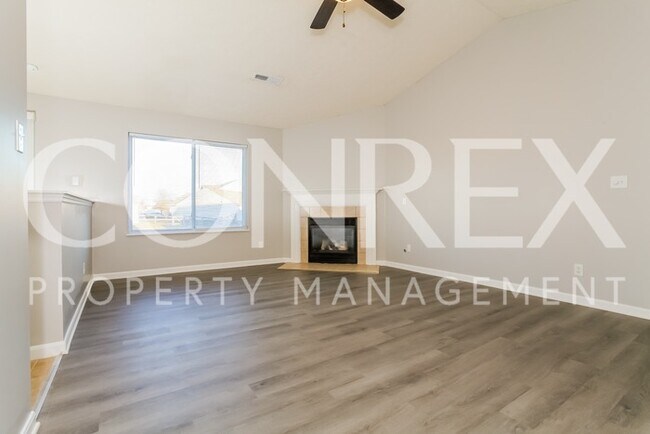 Foto del edificio - Stunning 3 Bedroom with Cathedral Ceilings!