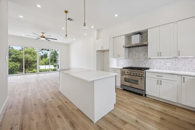 Foto del edificio - 1034 W 17th St