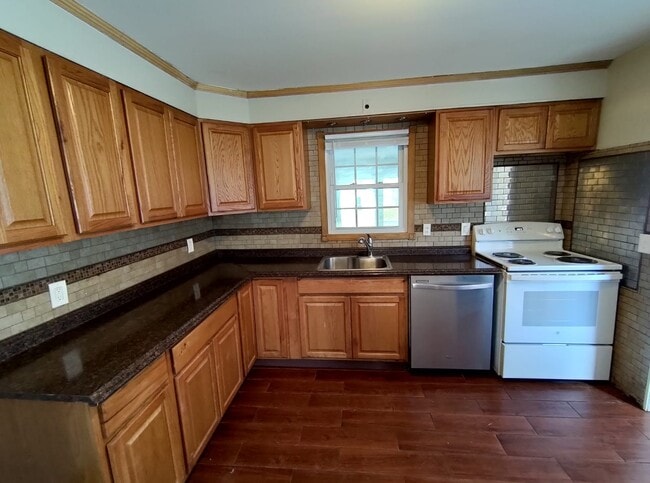 Building Photo - 134 W Side Dr