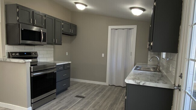 Building Photo - 105 Fannin Dr