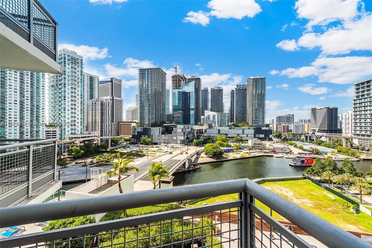 Foto principal - 350 S Miami Ave