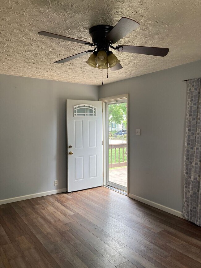 Foto del edificio - 2 bedroom with fenced in yard
