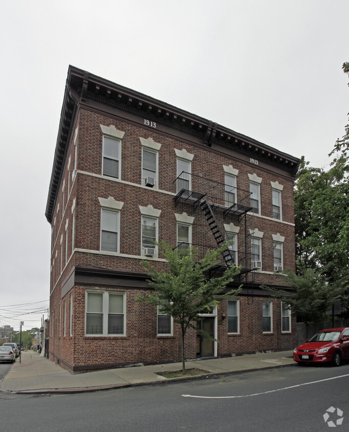 Building Photo - 351 Van Duzer St