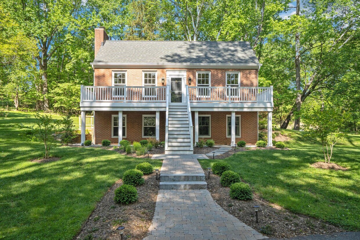 Primary Photo - Spacious and Charming 5 BR/3 BA Single-Fam...