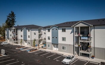 Building Photo - Lake Grove Apartments!
