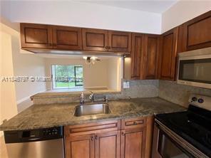 Foto del edificio - 713 Gardens Dr