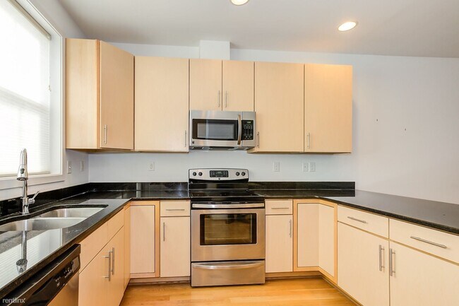 Foto del edificio - 4 br, 3.5 bath House - 866 Estes St