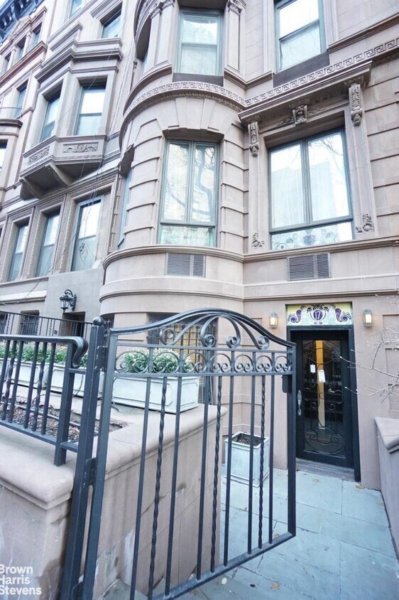 Building Photo - 17 W 89th St