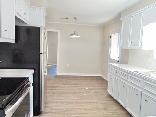Building Photo - 523 Rusk Dr