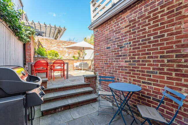 Building Photo - 1510 33rd St NW