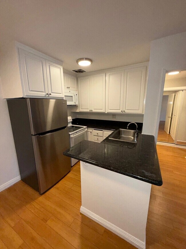 Building Photo - 10760 Rose Ave