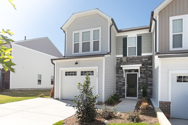 Building Photo - Beautiful 3 bedroom, 2.5 bath townhome in ...