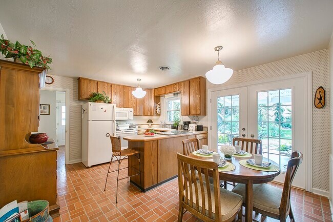 Building Photo - 700 Hillview Dr