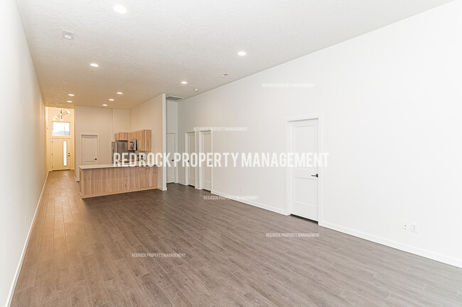 Building Photo - 712 S Crescent Ln