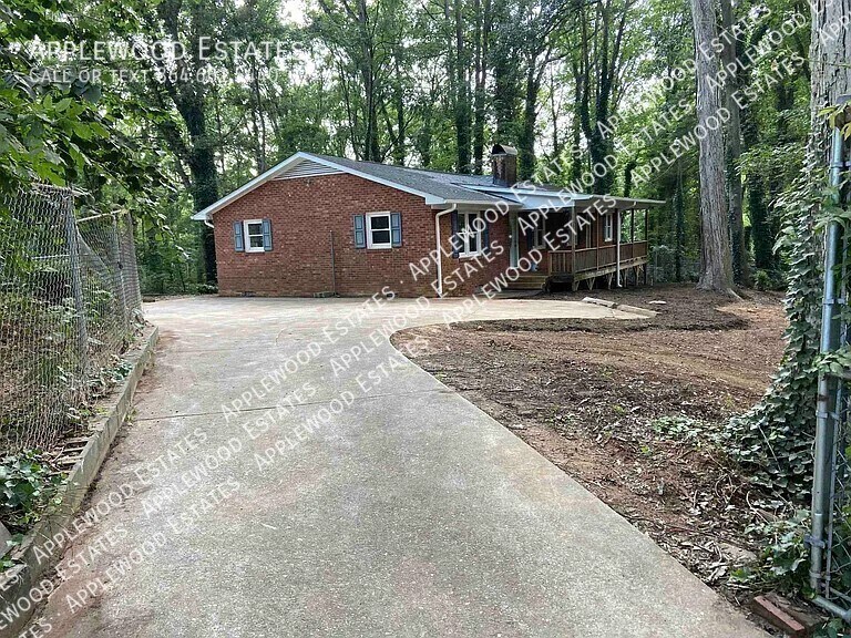 Foto principal - 1000 Textile Rd