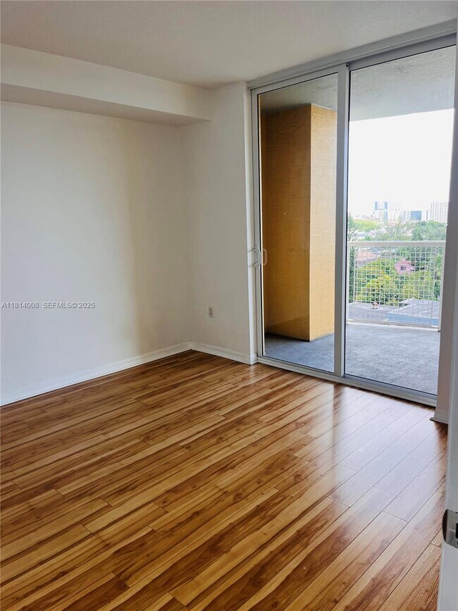 Foto del edificio - 900 SW 8th St