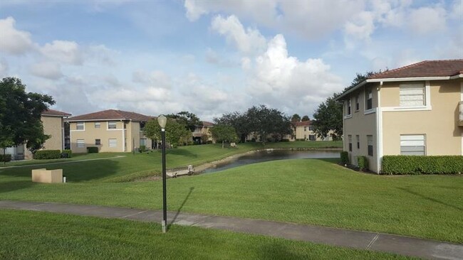 Building Photo - 10158 Twin Lakes Dr