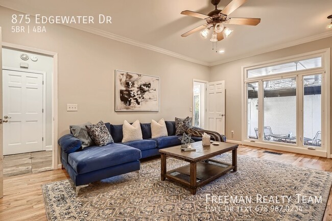 Building Photo - Edgewater Estate - 5 Bedroom Sleeps 10 | N...