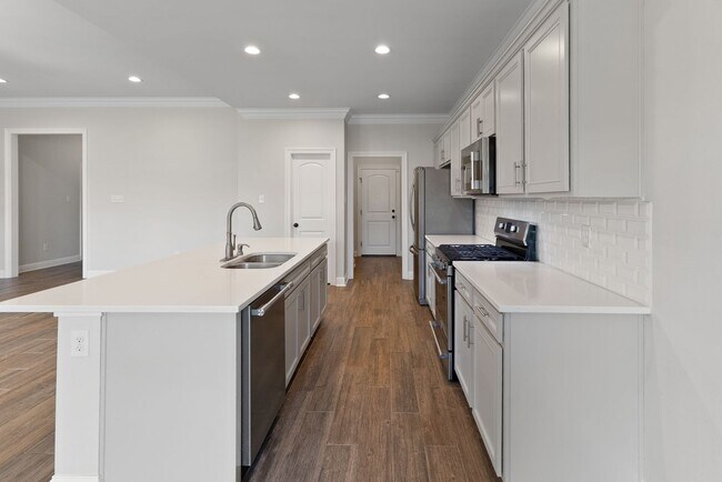 Building Photo - 3 Bedroom House Available NOW