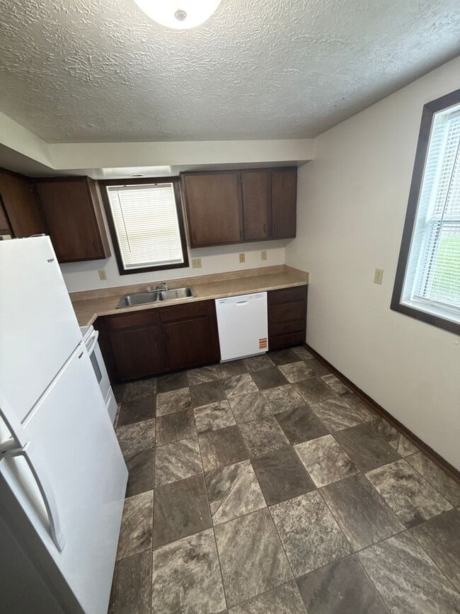 Foto del edificio - Spacious 2-bedroom, 1-bath lower-level duplex