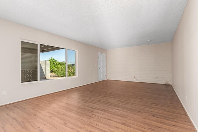Foto del edificio - 2063 E Bramble Ave