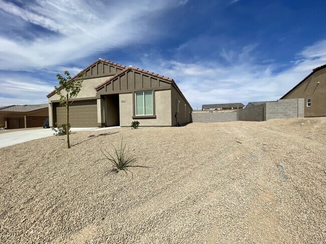 Foto del edificio - 4 bed 2 bath spacious home with garage BHCRENT.COM