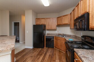 2BR, 2BA - 1060Sf - Walden at Oakwood