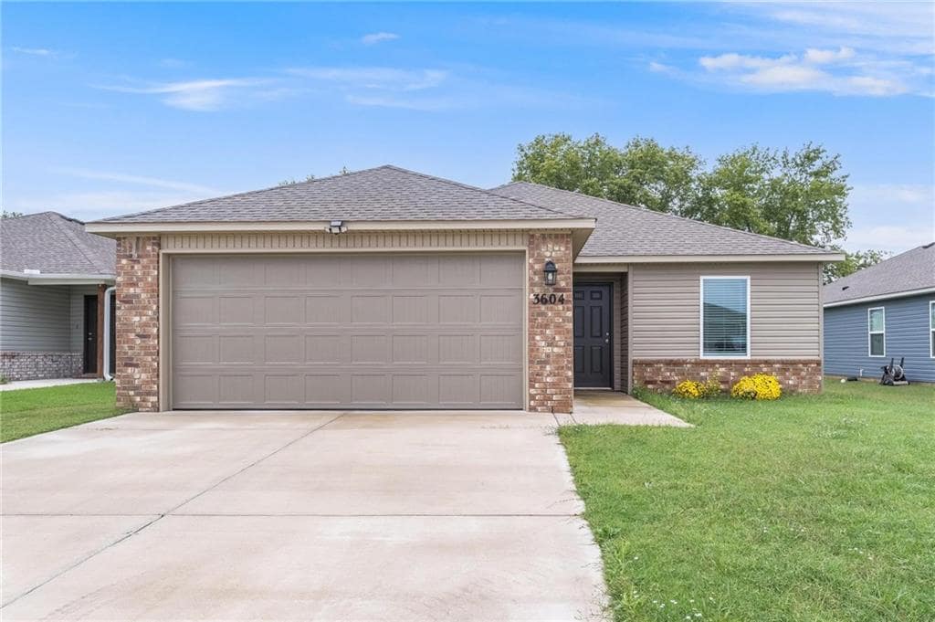 Primary Photo - 3604 N Hariet Dr
