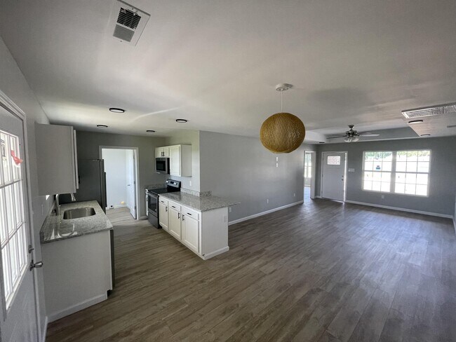 Foto del edificio - 1126 Three Corners Dr