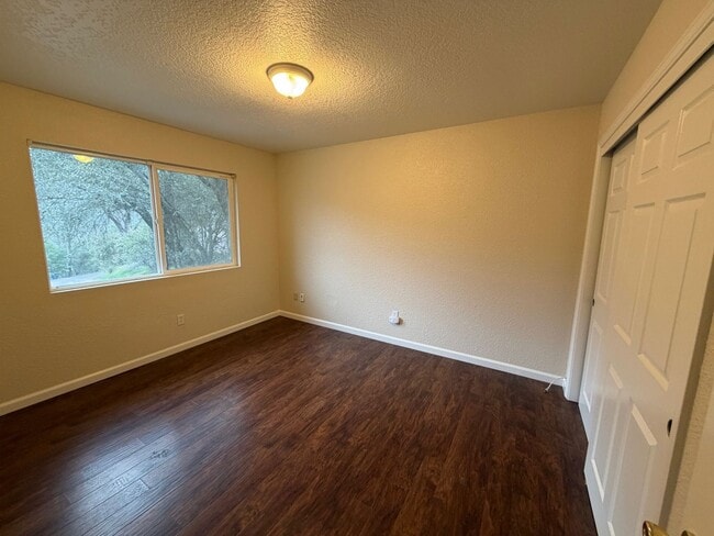 Building Photo - AVAILABLE NOW!!  Adorable Unit Near Downtown Sonora!  Newly Painted Throughout!