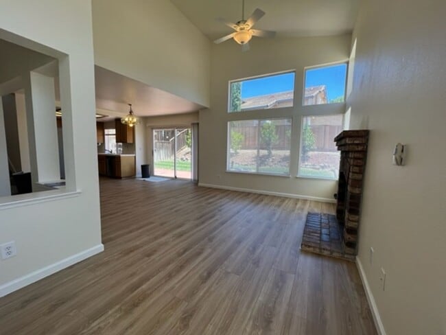Building Photo - Beautiful 3 Bedroom 3 Bathroom on Large Corner Lot