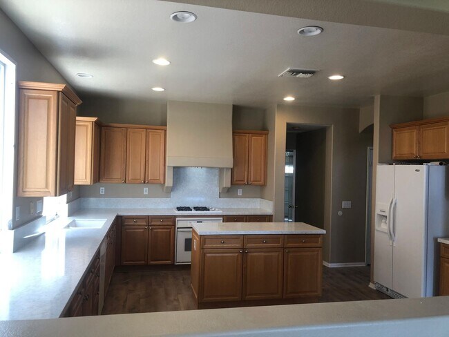 Building Photo - 5BD 2.5BA House in Carlsbad