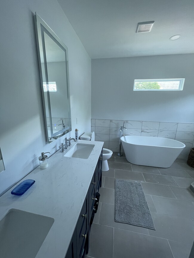 Master bathroom - 998 Woodbourne Dr SW