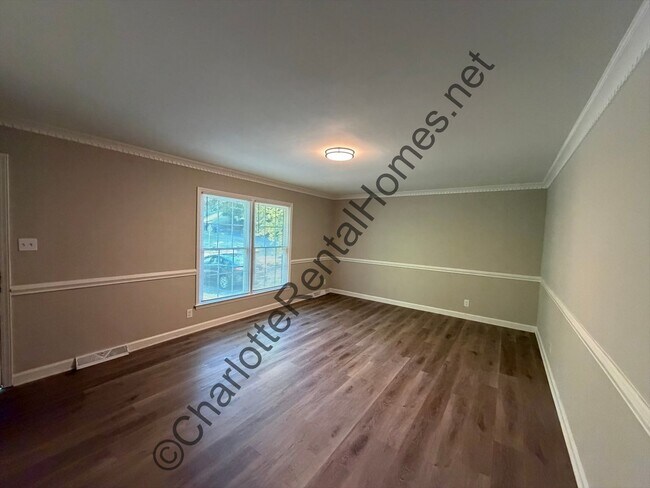 Foto del edificio - Move in ready 3 bedroom 2 bath home with all new flooring throughout and private deck