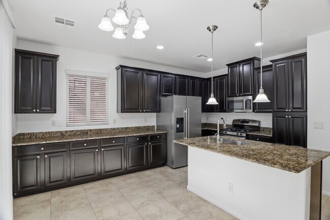 Foto del edificio - Available for Immediate Move-In! Discover this exceptionally well-maintained and cared-for corner...