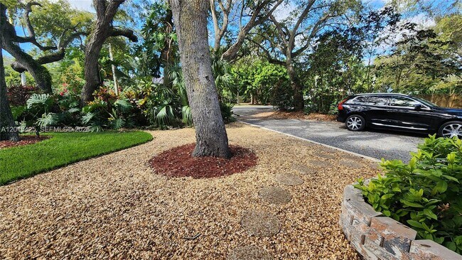 Foto del edificio - 16575 Old Cutler Rd