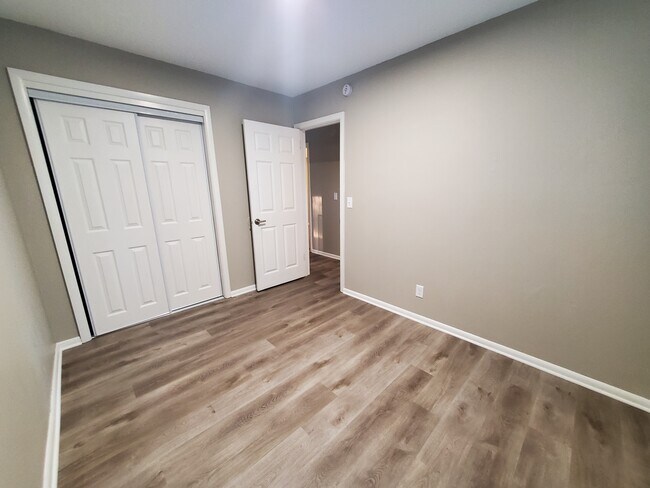 Den - 5901 2 1/2 St NE