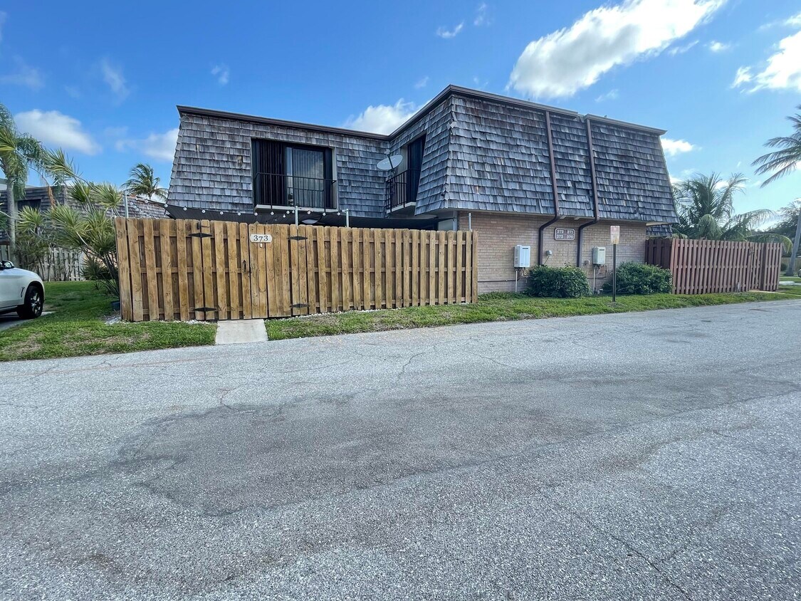 373 Lake Arbor Dr, Palm Springs, FL 33461 Townhome Rentals in Palm