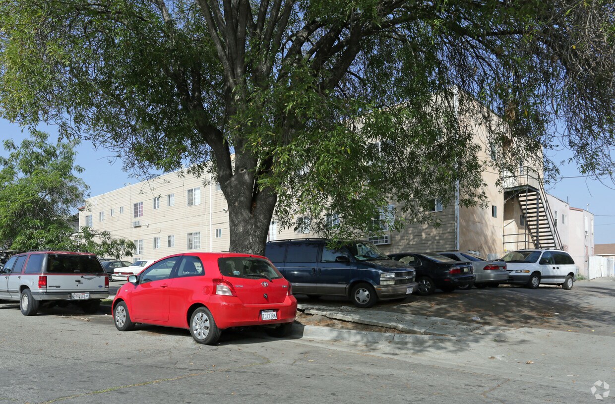 Building Photo - 12636 S Figueroa St