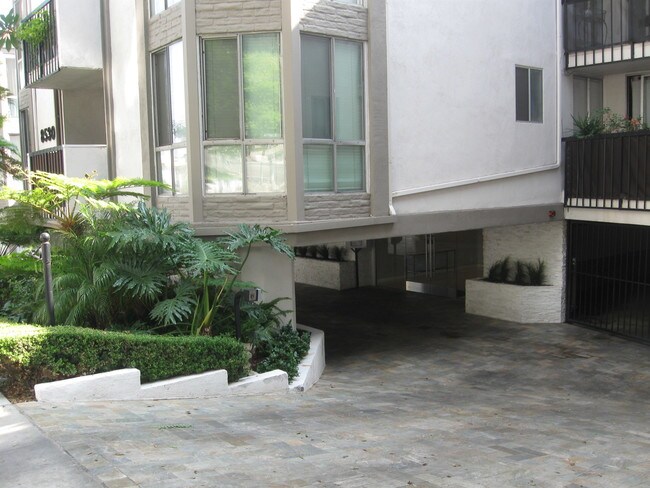 Foto del edificio - 8530 Holloway Dr