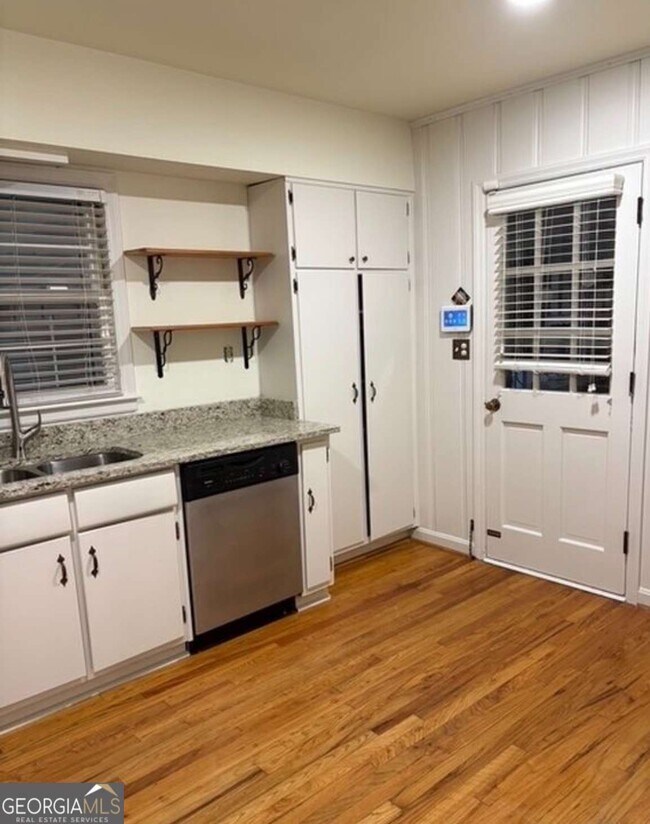 Foto del edificio - 2560 Wood Valley Dr
